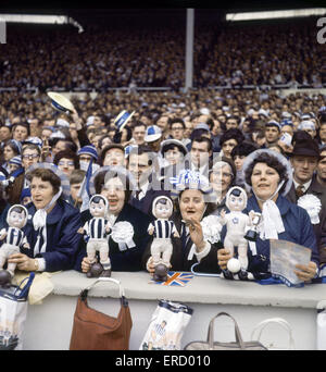 FA Cup-Finale im Wembley-Stadion, West Bromwich Albion 1 V Everton 0. Weibliche West Brom-Fans in der Masse hält Club-Stil-Puppen.  18. Mai 1968. Stockfoto