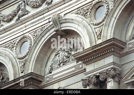 Nahaufnahme des Portikus an der Fassade der Free Trade Hall Gebäude in Peter Street, Manchester. 6. Juli 1994. Stockfoto