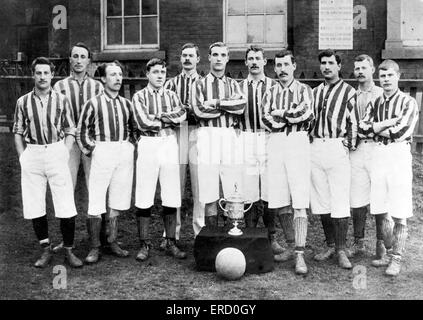 FA Cup Gewinner West Bromwich Albion Pose für ein Team-Gruppenfoto mit der Trophäe, 1891-1892.  West Bromwich Albion besiegt lokale Rivaks Aston Villa im Jahre 1892 Finale im Kennington Oval. März 1892. Stockfoto