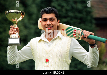 Young Cricket Star Anurang Singh aus Walsall, mit seinem Herrn Tavenors-Trophäe. 1. April 1994. Stockfoto