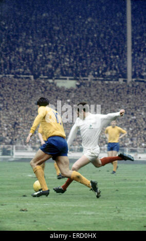 FA Cup-Finale im Wembley-Stadion, West Bromwich Albion 1 V Everton 0. Tony Brown entfesselt einen Schuss, mit John Hurst seinen Weg versperrt. 18. Mai 1968. Stockfoto