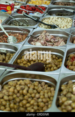 Dokumentarische Essen Bild gefüllte Paprika, eingelegte Knoblauch, Tintenfisch, Knoblauch Garnelen auf einem Deli-Stand an Matlock Markt zum Verkauf Stockfoto