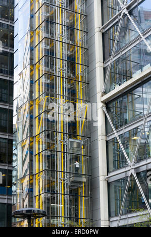 Geschäftsmann in Wand Kletterer Lift auf London Bürogebäude. Stockfoto