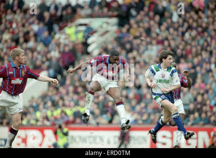 Dalian Atkinson schießt Aston Villa dritten Tor in den letzten Minuten der Coca-Cola League Cup 1994 Halbfinale 2. Etappe, 27. Februar 1994 gegen die Tranmere Rovers Stockfoto