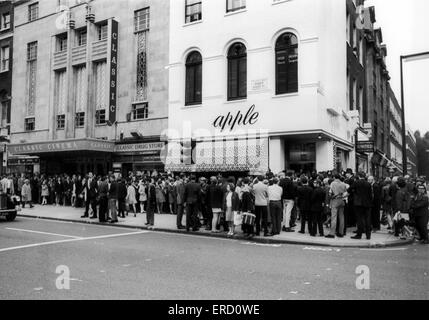 Die Beatles, Apple Store, Baker Street, London, W1, 31. Juli 1968. Für den 2. Tag ausgeführt, über £10.000 Wert der Aktie verschenkt wurde als das Geschäft zu schließen bereitet entschieden die Beatles war es "nicht schön genug". In 20 Minuten, mehr als 2.000 Artikel Stockfoto