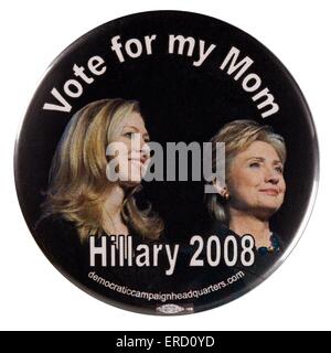 Eine 2008 Hillary Rodham Clinton USA Präsidentenkampagne primäre Taste Pin mit dem Slogan: "Stimme für meine Mutter" Stockfoto