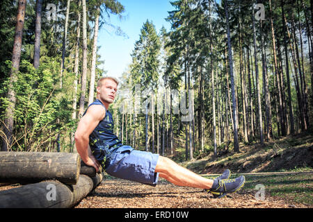 junger Mann beim Training auf ein Fitness-Parcours Stockfoto