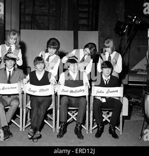 Die Beatles in den Twickenham Film Studios von Pattie Boyd und drei A Hard Day Nacht Extras, Tina Williams, Pru Bury und Susan Whitman, präparierte 12. März 1964. Von links nach rechts: John Lennon, Paul McCartney, George Harrison und Ringo Starr. Stockfoto