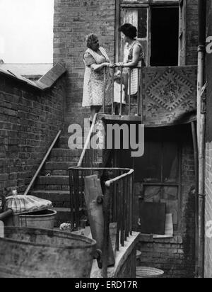 Slum-Gehäuse in Birmingham. Frau B Roach und Tochter Ann Roach von Gladstone Road, Erdington, Birmingham. Juni 1962. Stockfoto