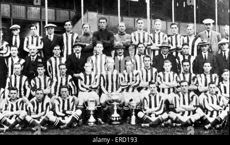 West Bromwich Albion Teamgruppe posieren mit ihren Trophäen vor dem Start der Saison 1924-1925. Stockfoto