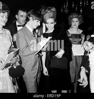 After Show Party im Prince Of Wales Theatre, London, Montag, 4. November 1963. Die Beatles erschien früher auf der "Royal Command Performance", auch im Prince Of Wales Theatre statt. Im Bild, signiert Ringo Starr ein Autogramm für gebildete Debütantin Jud Stockfoto