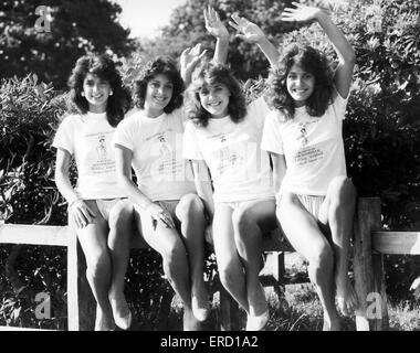 Maria Stevens, Schönheitskönigin und amtierende Miss Aston Villa (rechts) im Bild mit ihren Schwestern (v.l.), Angela, Julie und Lydia Stevens, sie werden alle teilnehmenden in der morgigen Kingstanding Fun Run zugunsten von Birmingham Children Hospital, im Bild 17 t Stockfoto