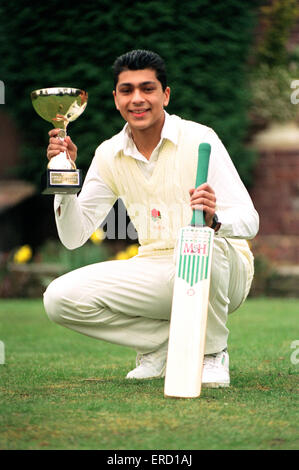 Young Cricket Star Anurang Singh aus Walsall, mit seinem Herrn Tavenors-Trophäe. 1. April 1994. Stockfoto