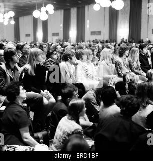 Die Beatles besuchen Vortrag von Maharishi Mahesh Yogi im Hilton Hotel am Park Lane, London, 24. August 1967. Paul McCartney, Jane Asher, Mike McGear, John Lennon, Cynthia Lennon, Pattie Harrison, George Harrison. Stockfoto