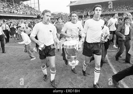 Watney Cup-Finale auf dem Baseball Ground. Derby County 4 V Manchester United 1. Derby-Team feiert mit der Trophäe.  9. August 1970. Stockfoto