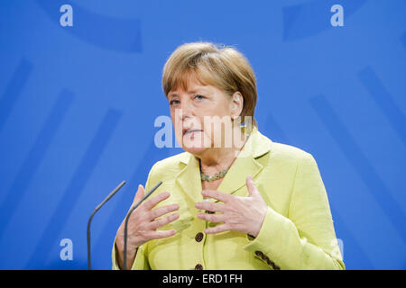 Berlin, Deutschland. 1. Juni 2015. Aussagen von Bundeskanzlerin Angela Merkel, Frankreichs Präsident Hollande und EU-Präsident Juncker zum Treffen der "European Round Table of Industrialists", wo Teil nehmen 20 Chairman der europäischen Unternehmen, realisiert im Bundeskanzleramt in Berlin, Deutschland am 01 Juni 2015. / Foto: Bundeskanzlerin Angela Merkel. Bildnachweis: Reynaldo Chaib Paganelli/Alamy Live-Nachrichten Stockfoto