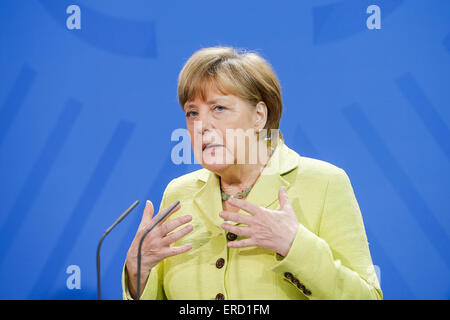 Berlin, Deutschland. 1. Juni 2015. Aussagen von Bundeskanzlerin Angela Merkel, Frankreichs Präsident Hollande und EU-Präsident Juncker zum Treffen der "European Round Table of Industrialists", wo Teil nehmen 20 Chairman der europäischen Unternehmen, realisiert im Bundeskanzleramt in Berlin, Deutschland am 01 Juni 2015. / Foto: Bundeskanzlerin Angela Merkel. Bildnachweis: Reynaldo Chaib Paganelli/Alamy Live-Nachrichten Stockfoto