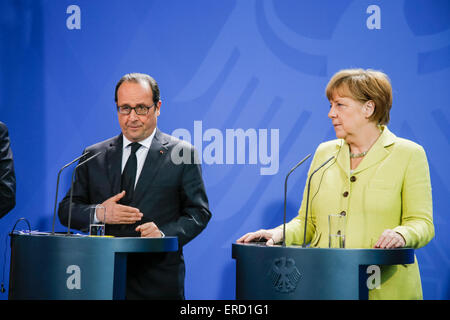 Berlin, Deutschland. 1. Juni 2015. Aussagen von Bundeskanzlerin Angela Merkel, Frankreichs Präsident Hollande und EU-Präsident Juncker zum Treffen der "European Round Table of Industrialists", wo Teil nehmen 20 Chairman der europäischen Unternehmen, realisiert im Bundeskanzleramt in Berlin, Deutschland am 01 Juni 2015. / Bild: Bundeskanzlerin Angela Merkel und Präsident von Frankreich François Hollande. Bildnachweis: Reynaldo Chaib Paganelli/Alamy Live-Nachrichten Stockfoto