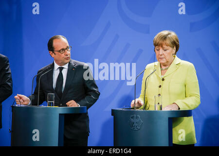 Berlin, Deutschland. 1. Juni 2015. Aussagen von Bundeskanzlerin Angela Merkel, Frankreichs Präsident Hollande und EU-Präsident Juncker zum Treffen der "European Round Table of Industrialists", wo Teil nehmen 20 Chairman der europäischen Unternehmen, realisiert im Bundeskanzleramt in Berlin, Deutschland am 01 Juni 2015. / Bild: Bundeskanzlerin Angela Merkel und Präsident von Frankreich François Hollande. Bildnachweis: Reynaldo Chaib Paganelli/Alamy Live-Nachrichten Stockfoto