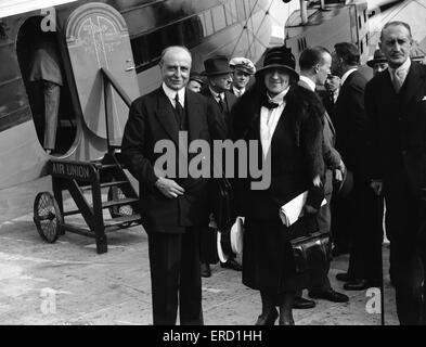 Französische Flieger Louis Bleriot kommt in Croydon Flughafen mit seiner Frau zum zwanzigjährigen Jubiläum in London, England, um seine historische Überquerung des Ärmelkanals im Jahr 1909 zu gedenken. 27. Juli 1929. Stockfoto