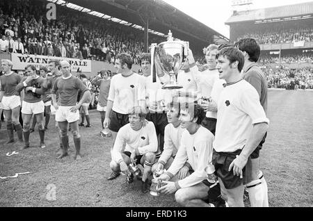 Watney Cup-Finale auf dem Baseball Ground. Derby County 4 V Manchester United 1. Dave Mackay hebt die Trophäe für Derby, während Bobby Charlton kleinlaut schaut zu, wie die jubelnden Rams zu feiern. 9. August 1970. Stockfoto