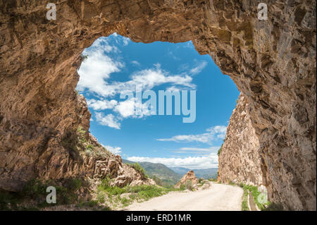 Schmutz-Gefahr Straße Wahrheitsfinder der Schlucht des Flusses Colca in Südperu Stockfoto