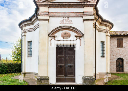 Fassade von einer XVIII Jahrhundert Oratorium, barocke Kirche widmet sich ein Bild der Madonna von Loreto in dem Dorf Passogatto in der Nähe von Ravenna in der Landschaft der Emilia Romagna in Norditalien Stockfoto