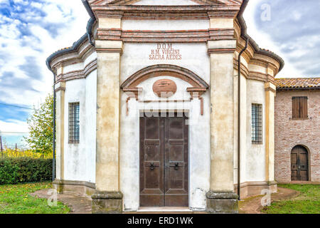 Fassade von einer XVIII Jahrhundert Oratorium, barocke Kirche widmet sich ein Bild der Madonna von Loreto in dem Dorf Passogatto in der Nähe von Ravenna in der Landschaft der Emilia Romagna in Norditalien Stockfoto