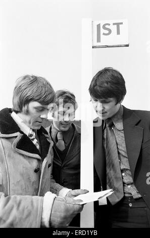 Derby County-Spieler genießen einen Tag im Uttoxeter Rennen.  Roger Davies, David Nish und Peter Daniel schauen Sie sich die Läufer und Reiter und ihre Form 16. März 1973. Stockfoto