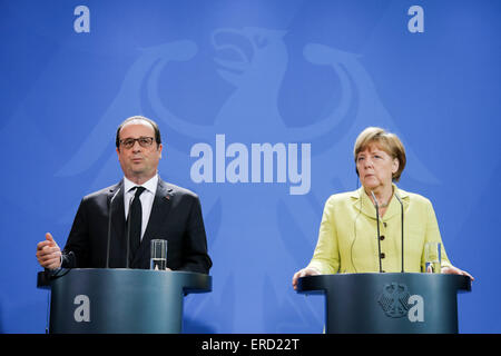 Berlin, Deutschland. 1. Juni 2015. Aussagen von Bundeskanzlerin Angela Merkel, Frankreichs Präsident Hollande und EU-Präsident Juncker zum Treffen der "European Round Table of Industrialists", wo Teil nehmen 20 Chairman der europäischen Unternehmen, realisiert im Bundeskanzleramt in Berlin, Deutschland am 01 Juni 2015. / Bild: Bundeskanzlerin Angela Merkel und Präsident von Frankreich François Hollande. Bildnachweis: Reynaldo Chaib Paganelli/Alamy Live-Nachrichten Stockfoto