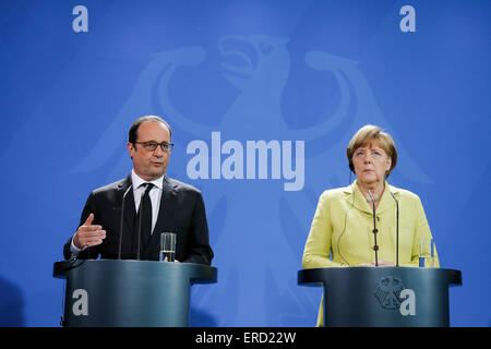 Berlin, Deutschland. 1. Juni 2015. Aussagen von Bundeskanzlerin Angela Merkel, Frankreichs Präsident Hollande und EU-Präsident Juncker zum Treffen der "European Round Table of Industrialists", wo Teil nehmen 20 Chairman der europäischen Unternehmen, realisiert im Bundeskanzleramt in Berlin, Deutschland am 01 Juni 2015. / Bild: Bundeskanzlerin Angela Merkel und Präsident von Frankreich François Hollande. Bildnachweis: Reynaldo Chaib Paganelli/Alamy Live-Nachrichten Stockfoto