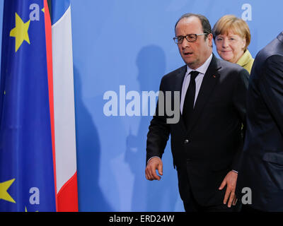 Berlin, Deutschland. 1. Juni 2015. Aussagen von Bundeskanzlerin Angela Merkel, Frankreichs Präsident Hollande und EU-Präsident Juncker zum Treffen der "European Round Table of Industrialists", wo Teil nehmen 20 Chairman der europäischen Unternehmen, realisiert im Bundeskanzleramt in Berlin, Deutschland am 01 Juni 2015. / Bild: Bundeskanzlerin Angela Merkel und Präsident von Frankreich François Hollande. Bildnachweis: Reynaldo Chaib Paganelli/Alamy Live-Nachrichten Stockfoto