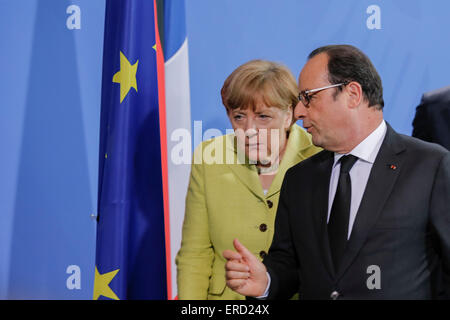 Berlin, Deutschland. 1. Juni 2015. Aussagen von Bundeskanzlerin Angela Merkel, Frankreichs Präsident Hollande und EU-Präsident Juncker zum Treffen der "European Round Table of Industrialists", wo Teil nehmen 20 Chairman der europäischen Unternehmen, realisiert im Bundeskanzleramt in Berlin, Deutschland am 01 Juni 2015. / Bild: Bundeskanzlerin Angela Merkel und Präsident von Frankreich François Hollande. Bildnachweis: Reynaldo Chaib Paganelli/Alamy Live-Nachrichten Stockfoto