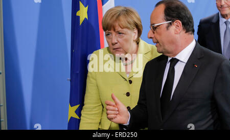 Berlin, Deutschland. 1. Juni 2015. Aussagen von Bundeskanzlerin Angela Merkel, Frankreichs Präsident Hollande und EU-Präsident Juncker zum Treffen der "European Round Table of Industrialists", wo Teil nehmen 20 Chairman der europäischen Unternehmen, realisiert im Bundeskanzleramt in Berlin, Deutschland am 01 Juni 2015. / Bild: Bundeskanzlerin Angela Merkel und Präsident von Frankreich François Hollande. Bildnachweis: Reynaldo Chaib Paganelli/Alamy Live-Nachrichten Stockfoto