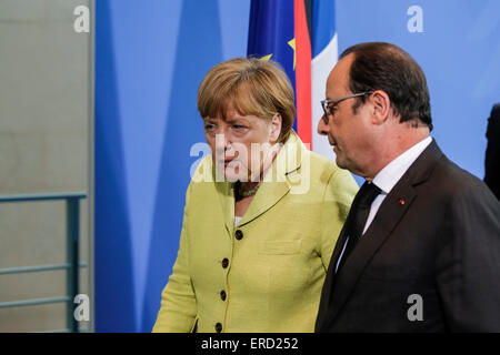 Berlin, Deutschland. 1. Juni 2015. Aussagen von Bundeskanzlerin Angela Merkel, Frankreichs Präsident Hollande und EU-Präsident Juncker zum Treffen der "European Round Table of Industrialists", wo Teil nehmen 20 Chairman der europäischen Unternehmen, realisiert im Bundeskanzleramt in Berlin, Deutschland am 01 Juni 2015. / Bild: Bundeskanzlerin Angela Merkel und Präsident von Frankreich François Hollande. Bildnachweis: Reynaldo Chaib Paganelli/Alamy Live-Nachrichten Stockfoto