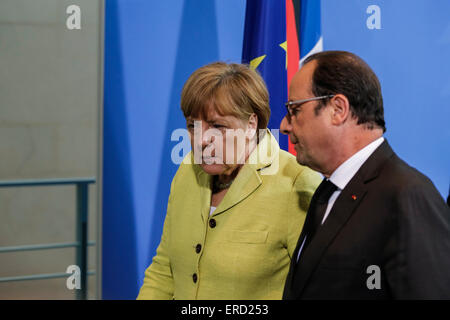 Berlin, Deutschland. 1. Juni 2015. Aussagen von Bundeskanzlerin Angela Merkel, Frankreichs Präsident Hollande und EU-Präsident Juncker zum Treffen der "European Round Table of Industrialists", wo Teil nehmen 20 Chairman der europäischen Unternehmen, realisiert im Bundeskanzleramt in Berlin, Deutschland am 01 Juni 2015. / Bild: Bundeskanzlerin Angela Merkel und Präsident von Frankreich François Hollande. Bildnachweis: Reynaldo Chaib Paganelli/Alamy Live-Nachrichten Stockfoto