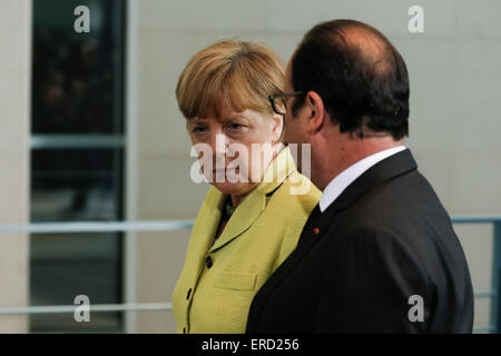 Berlin, Deutschland. 1. Juni 2015. Aussagen von Bundeskanzlerin Angela Merkel, Frankreichs Präsident Hollande und EU-Präsident Juncker zum Treffen der "European Round Table of Industrialists", wo Teil nehmen 20 Chairman der europäischen Unternehmen, realisiert im Bundeskanzleramt in Berlin, Deutschland am 01 Juni 2015. / Bild: Bundeskanzlerin Angela Merkel und Präsident von Frankreich François Hollande. Bildnachweis: Reynaldo Chaib Paganelli/Alamy Live-Nachrichten Stockfoto