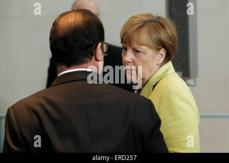 Berlin, Deutschland. 1. Juni 2015. Aussagen von Bundeskanzlerin Angela Merkel, Frankreichs Präsident Hollande und EU-Präsident Juncker zum Treffen der "European Round Table of Industrialists", wo Teil nehmen 20 Chairman der europäischen Unternehmen, realisiert im Bundeskanzleramt in Berlin, Deutschland am 01 Juni 2015. / Bild: Bundeskanzlerin Angela Merkel und Präsident von Frankreich François Hollande. Bildnachweis: Reynaldo Chaib Paganelli/Alamy Live-Nachrichten Stockfoto