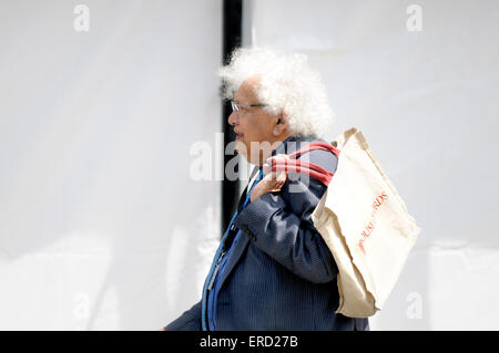 Lord Desai - Meghnad Jagdishchandra Desai, Baron Desai von St Clement Danes - Carring ein Oberhaus Tasche, Westminster Stockfoto