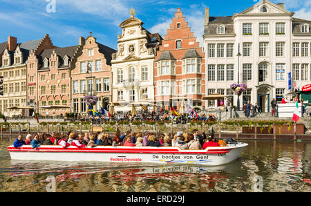 Das Ausflugsboot passiert Gebäude in Korenlei, dem Kai am linken Ufer des Flusses Lys, im historischen Zentrum von Gent, Belgien. Stockfoto