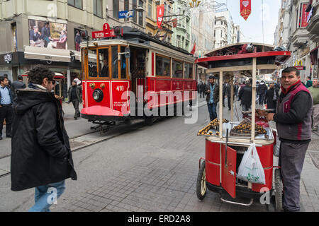 Anbieter von Straßenbahn und Kastanie in Istiklal Caddesi, einer der wichtigsten Einkaufszentren Istanbuls. Beyoglu, Istanbul, Türkei, Stockfoto