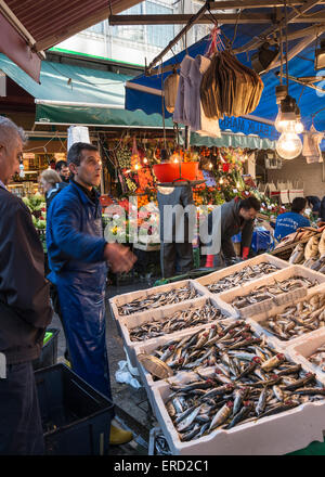 Fischmarkt in Kadiköy auf der asiatischen Seite von Istanbul, Türkei. Stockfoto