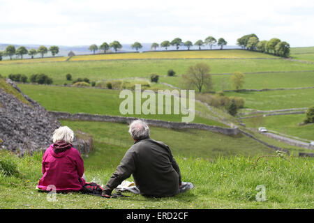 Älteres Ehepaar Haltestelle Hartington, genießen die Aussicht vom Tissington Trail Stockfoto