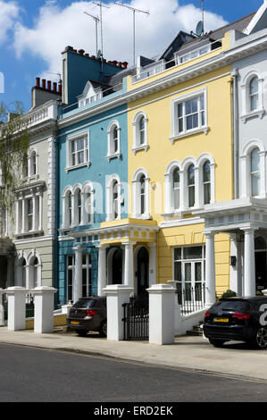 Bunte Häuser in Elgin Crescent auf der Ladbroke Estate, Notting Hill, London. Stockfoto