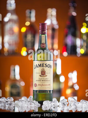 Prag, CZ - 5. Mai 2015: Jameson Whiskey auf bar-Rezeption. Jameson ist blended Irish Whiskey, produziert von der Irish Distillers-Tochtergesellschaft Stockfoto