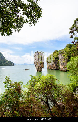 Hohen Winkel zeigen schöne Landschaft Meer und Himmel bei Khao Tapu oder James Bond Island in Ao Phang Nga Bay National Park, Thailand Stockfoto