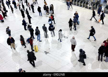 Pendler warten auf Züge, Waterloo Station, London, England Stockfoto