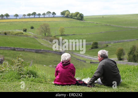 Älteres Ehepaar Haltestelle Hartington, genießen die Aussicht vom Tissington Trail Stockfoto