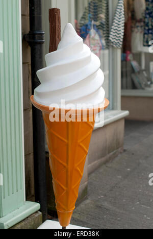 Dokumentarische Bild von einer großen Kunststoff Eistüte vor einem Geschäft in Matlock Bath Derbyshire Stockfoto