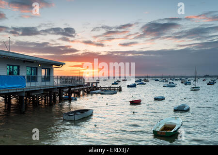 Boote auf Sandbänke auf Poole Harbour in Dorset Stockfoto